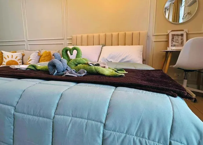 Apartment Cozy Unit Near Venice Grand Canal Mall Mckinley Hill Taguig *